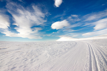 Skispur in menschenleerer Schneelandschaft