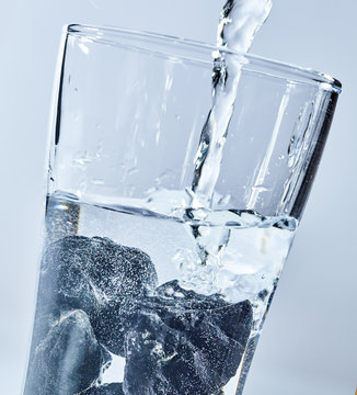 Purifying water with shungite stones