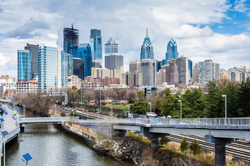 Obraz premium aerial from south street bridge of philadelphia pennsylvania above schulykill trail