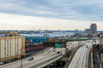 Fototapeta premium Skyline of downtown philadelphia, pennsylvania from Benjamin Franklin bridge in spring