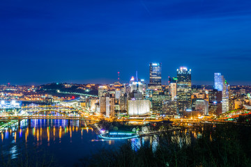 Fototapeta na wymiar Skyline of Pittsburgh, Pennsylvania at night from mount washington in spring