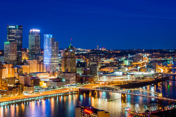 Skyline of Pittsburgh, Pennsylvania at night from mount washington in spring - obrazy, fototapety, plakaty