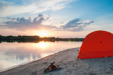 Obraz na płótnie Canvas tent and campfire at sunset