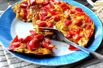 omelette with red peppers with parsley 
