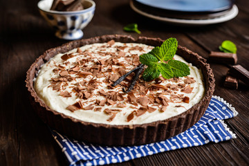 Cheesecake with vanilla mascarpone filling, cocoa crust and chocolate shavings