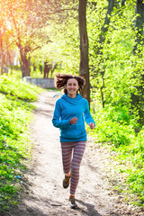 A woman runs in the Park.