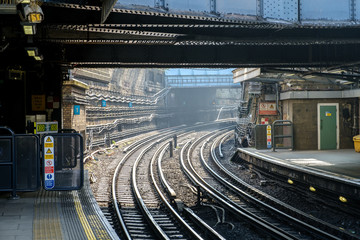 Fototapeta premium Bahnstation oberirdisch (DLR) in London, Gegenlicht