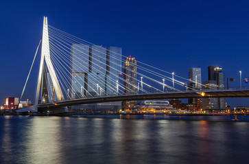 Obraz premium Erasmus bridge over the river Meuse in Rotterdam, Netherlands.
