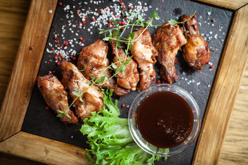 Chicken wings with sauce