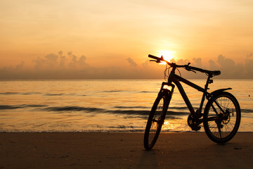 Fototapeta na wymiar silhouette bicycle on the beach