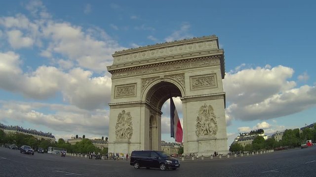 Arc de triomphe avec le drapeau fran&ccedil;ais pour la f&ecirc;te nationale [Time-lapse, Full HD]