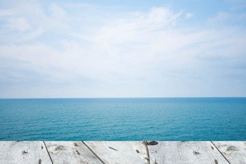 Fototapeta premium wooden table with beautiful view of sea and sky
