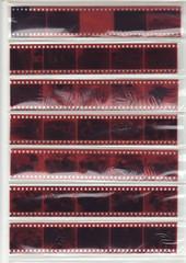 Obraz premium Photos in old film. Blank old grunge film strip frame background. Vector format.