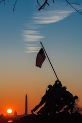 アメリカの夜明け/ Washington Capitol Dome の横に朝日が昇ります。
