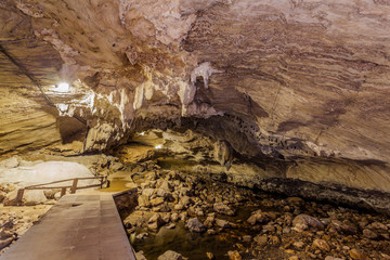 Within the cave is a stalactite stalactite shape beautiful. There are streams through On the ceiling
 is a cave full of bats. There is a bridge for visitors.cave name is Tharlode Noi in Kanchanaburi