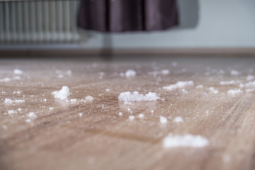 Extreme Ansammlung von Staub auf dem Laminat