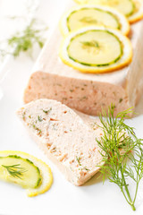 terrine de saumon fond en bois blanc 3