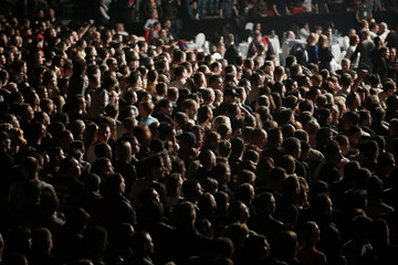 Obraz premium crowd, people's heads in the dark, concert, hands