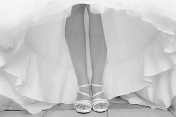 scarpe di una sposa con abito 