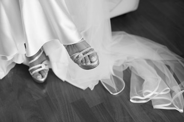 dettaglio scarpe sposa indosso con abito