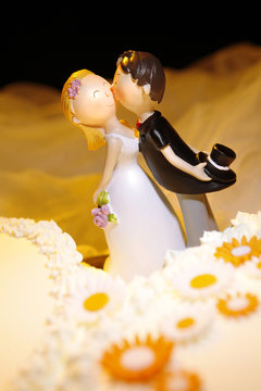 cake Topper sposini si baciano su torta delle nozze