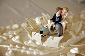 cake Topper sposini sopra una moto su torta delle nozze