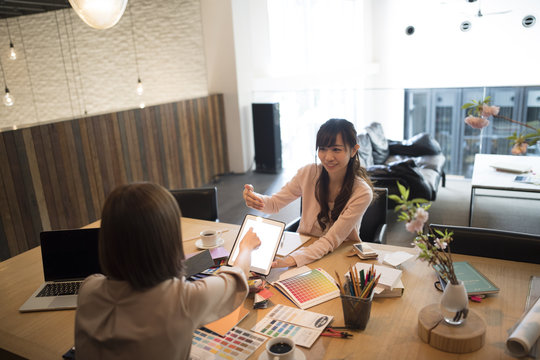 Two women are meeting motivatedly for work