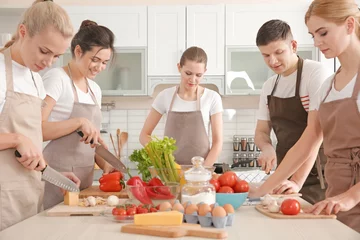 Photo sur Plexiglas Cuisinier Groupe de personnes aux cours de cuisine
