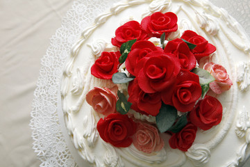 torta vista dall'alto con fiori rossi che la ornano