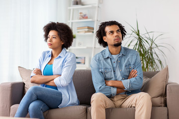 Obraz premium unhappy couple having argument at home