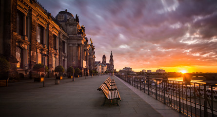 Dresden-Stadt bei Sonnenuntergang, Deutschland © Nattawit