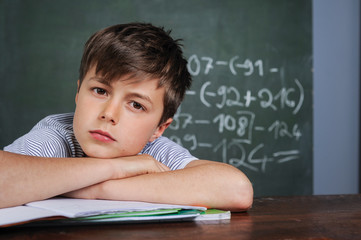 Schüler beim Lösen von Rechenaufgaben im Unterricht