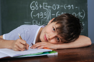 Schüler löst Rechenaufgaben