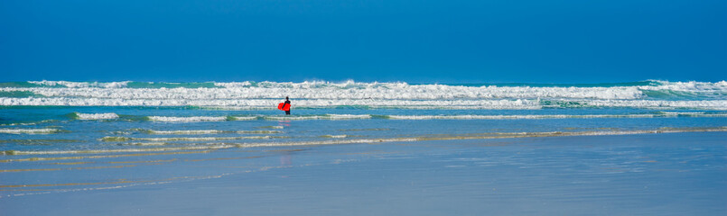 L´Atlantique avec des vagues près de la Pointe de la Torche en Finistère en Bretagne avec un...