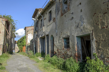 Fototapeta na wymiar Ruderi di Toiano, il paese abbandonato.
