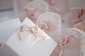 Bomboniere per i genitori e i testimoni scatole bianche con fiocco rosa con fiocchi di un matrimonio