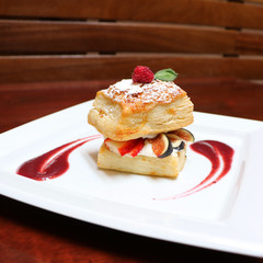 postre hojaldre fresa higos