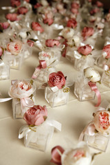 Bomboniere con confetti per ospiti fatte con plastica e fiori  matrimonio