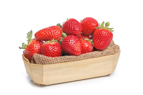 barquette de fraises d&eacute;tour&eacute; sur fond blanc