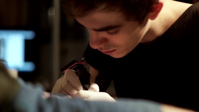 Tattoo artist does tattoo old school stile client body