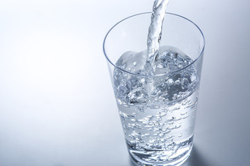 水を注ぐ