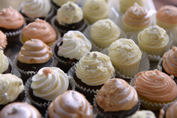 dolci zuccherosi di vario colore