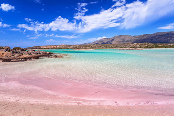 Strand von Elafonissi mit rosa Sand auf Kreta, Griechenland