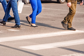 Obraz premium people crossing the pedestrian crossing