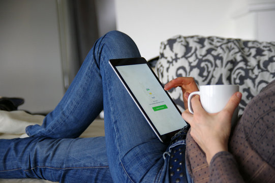Tablette et tasse de th&eacute;