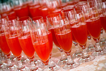bicchieri a calice in vetro con dentro una bevanda rossa da aperitivo
