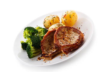 Roast steak with potatoes and broccoli