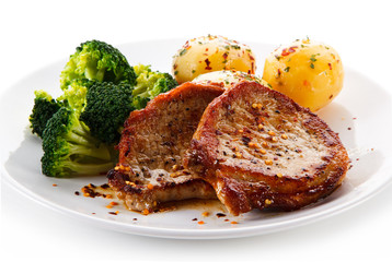 Roast steak with potatoes and broccoli