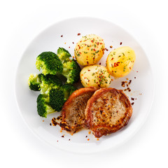 Roast steak with potatoes and broccoli