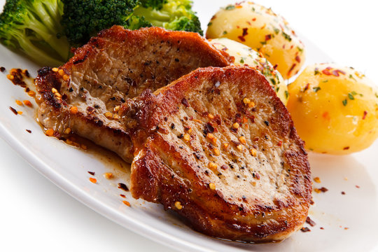 Roast steak with potatoes and broccoli